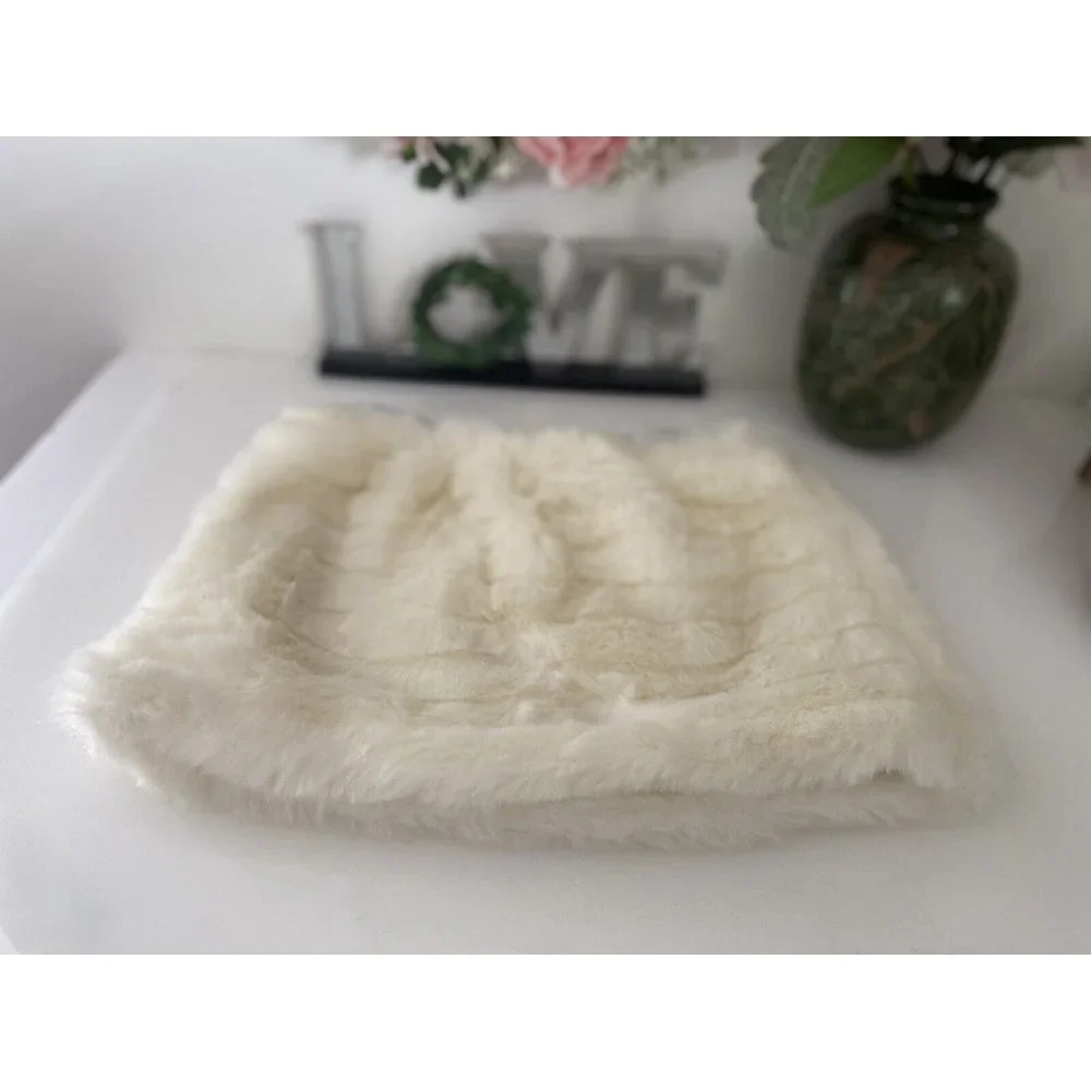 Toddler Girls Cream and Silver Faux Fur Skirt Size 3T Fuzzy Warm Stylish Elastic